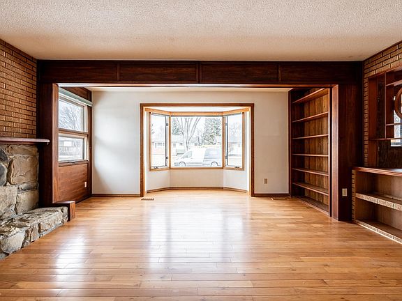 3rd image of 2 Bluebird Cres