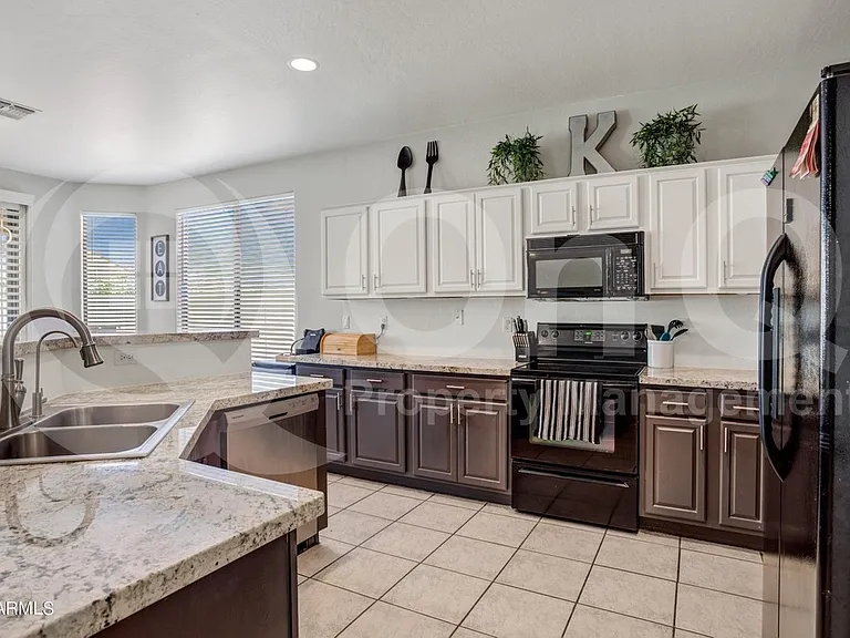 1674 E Aloe Pl — Photo 3