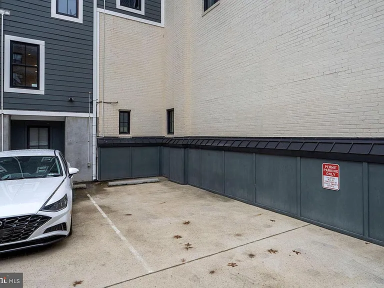 1211 G St SE #1 — Photo 18
