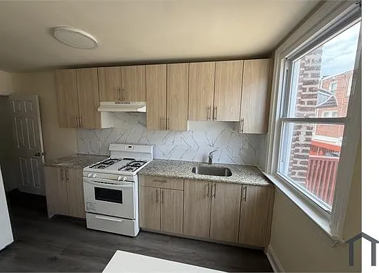 4537 Loring St — Photo 1