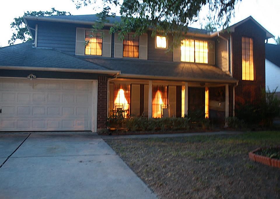  Beautiful home with tons of curb appeal!! Come look at this today.