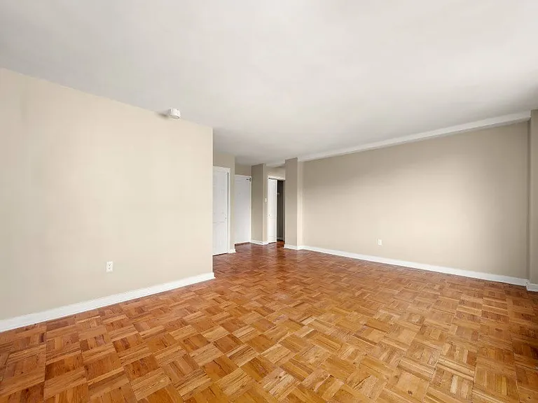 100-york-apartment-w403-3r