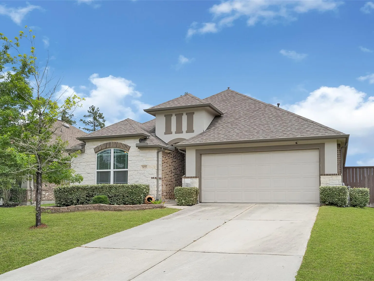 3 bed, 2.0 bath, 1904 sqft, $2,200 — Photo 1