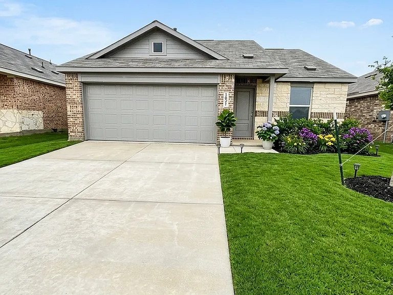 1631 Sparrow Hawk Rd — Photo 2