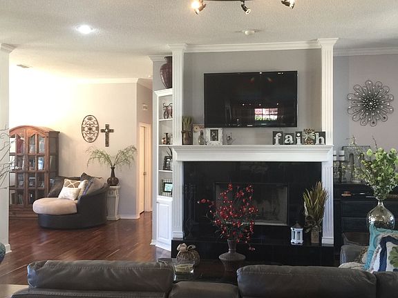 5th image of 10714 Knoxville Ave
