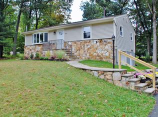 25 White Rock Blvd, Oak Ridge, NJ 07438
