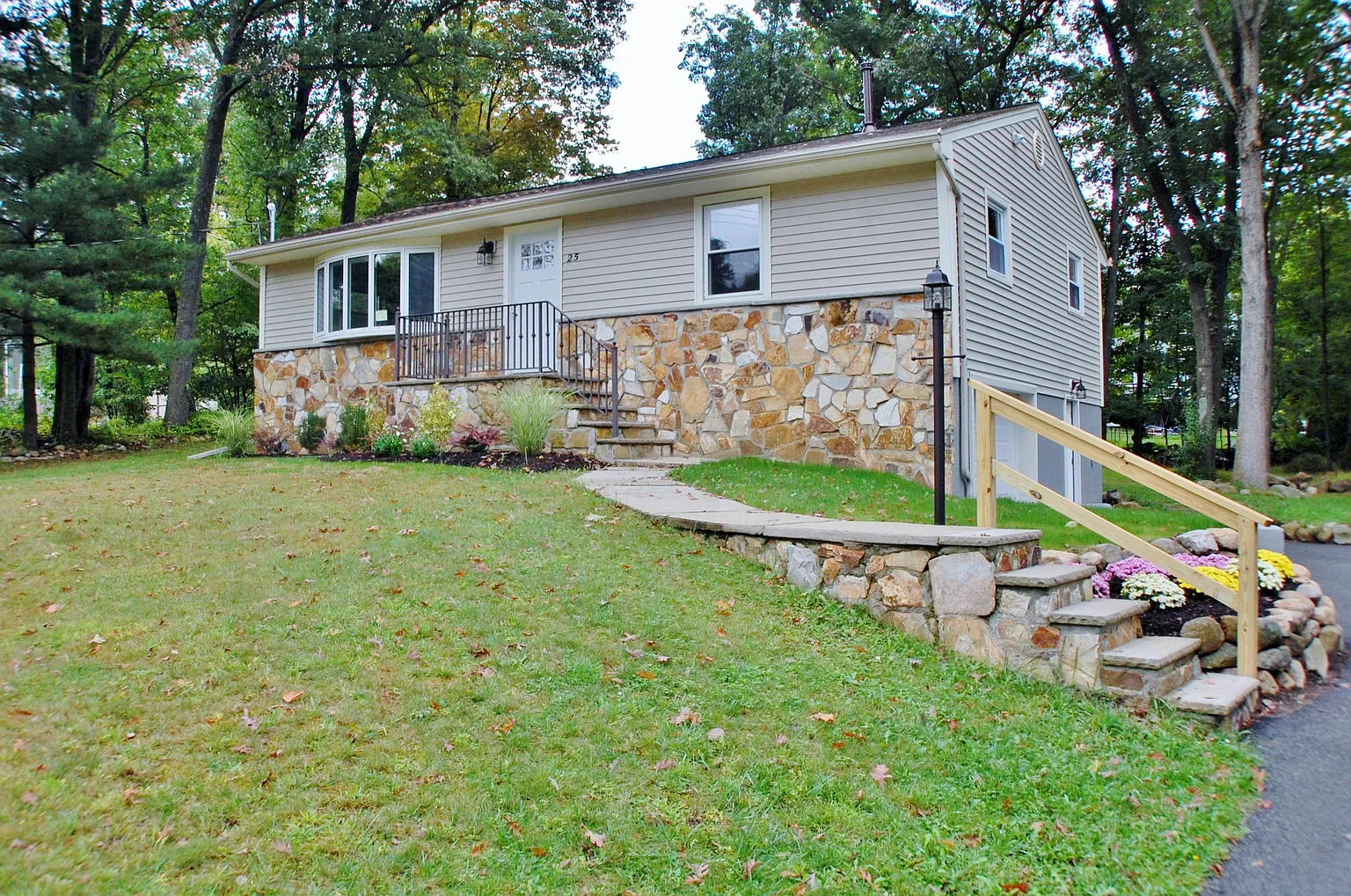 25 White Rock Blvd photo 1