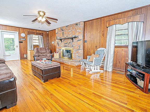 3rd image of 208 Sherwood Dr