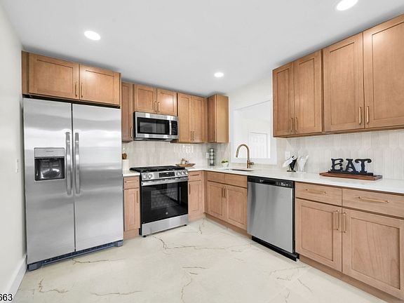 5th image of 2397 Seymour Ave