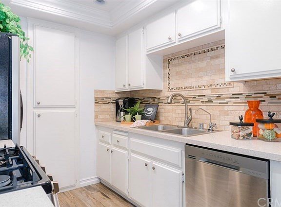 BEAUTIFUL REMODELED KITCHEN!