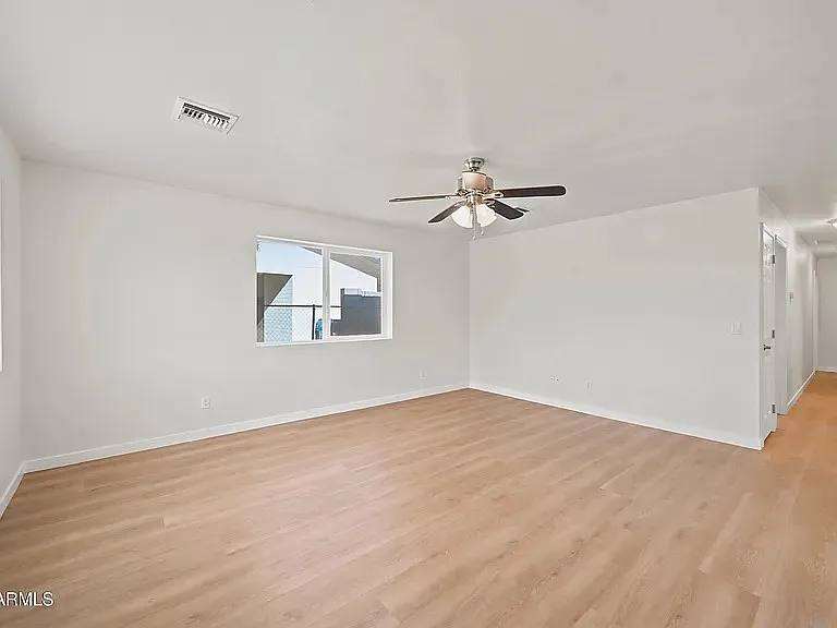 3 bed, 3000 sqft, $2,285 — Photo 3