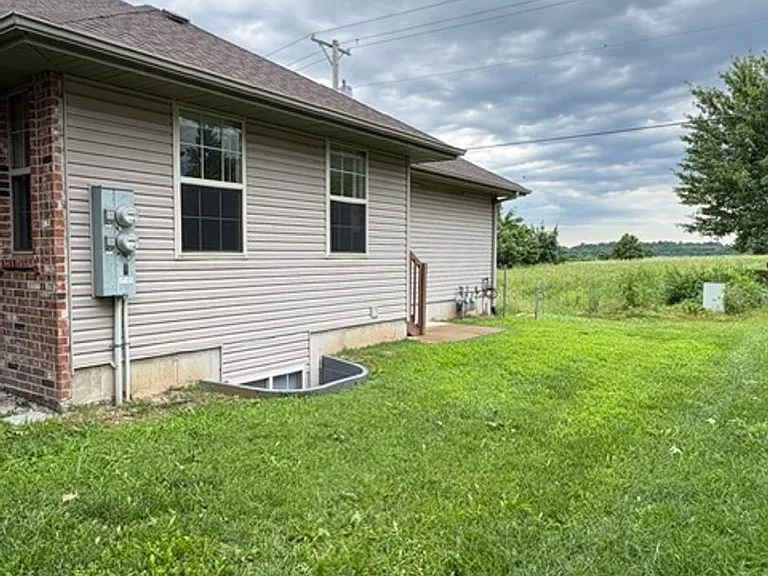 2202 W Jonquil Ln — Photo 2