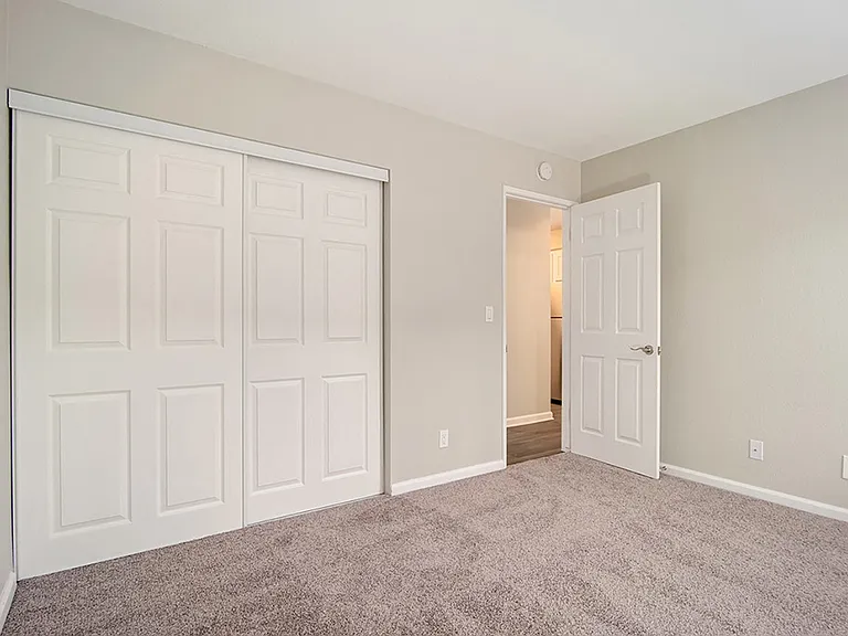 St. Charles Oaks Apartments — Photo 13