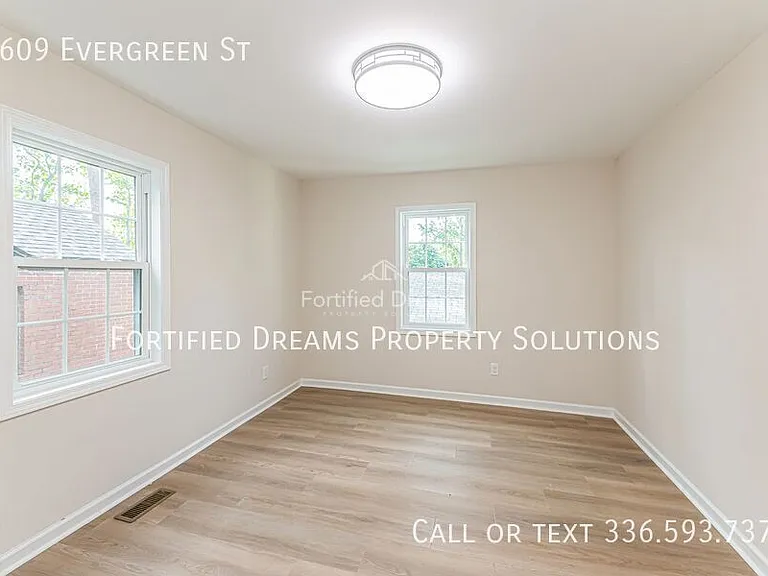 1609 Evergreen St — Photo 12