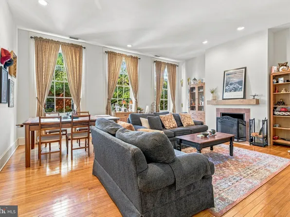 1130 Spruce St APT 2A, Philadelphia, PA 19107