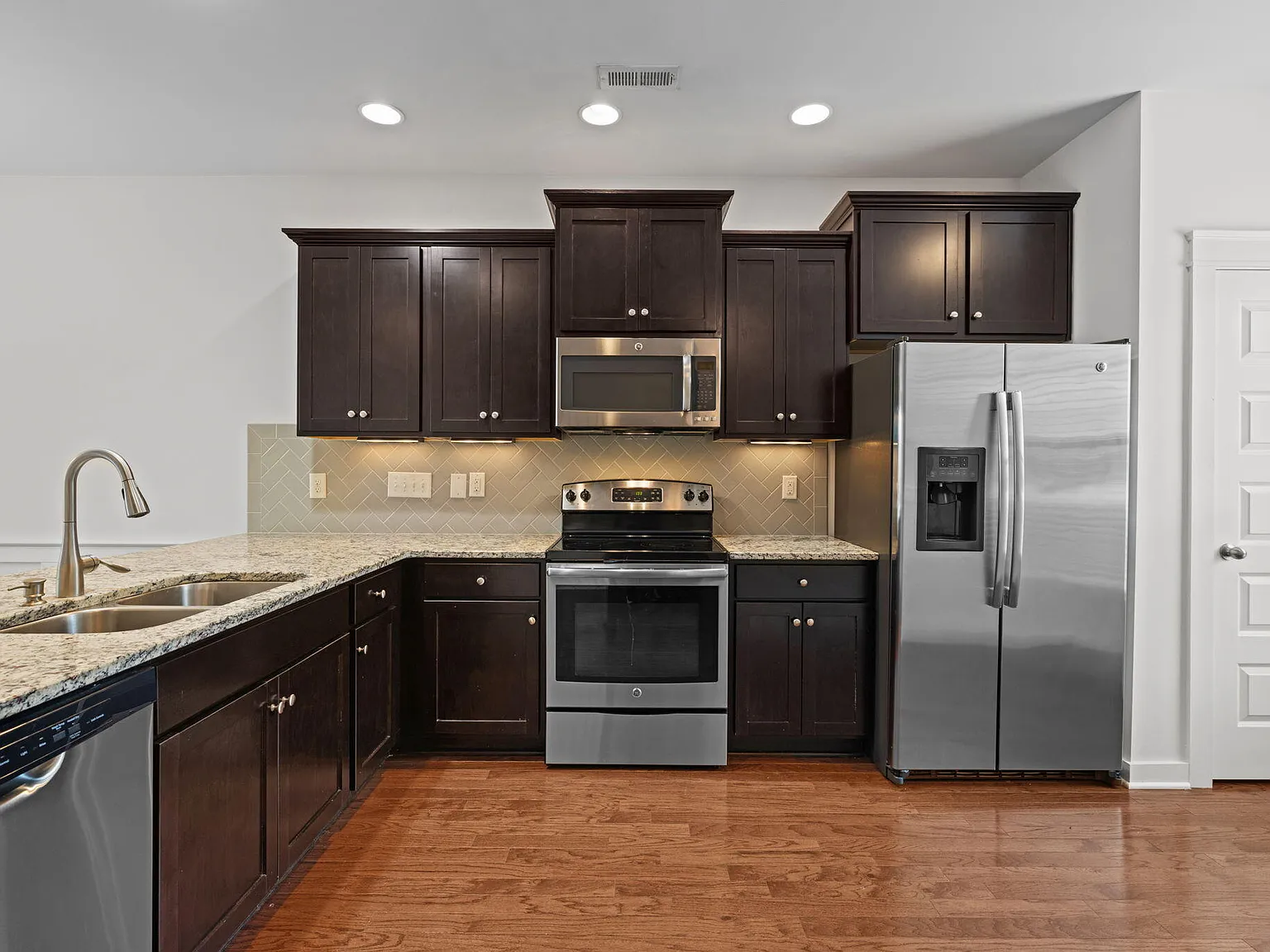 2 bed, 2.5 bath, 1413 sqft, $1,799 — Photo 3