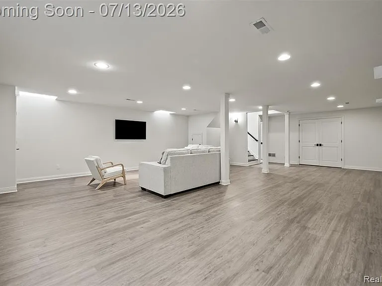 1049 Chapin Ave — Photo 34