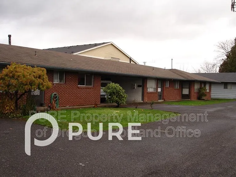 1049 SE Walnut St #12 — Photo 1