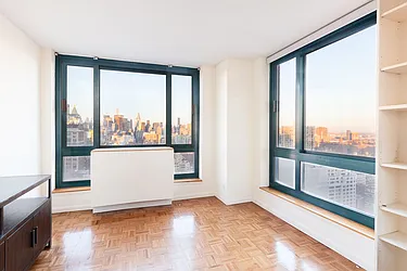 Rented by Luxus Manhattan Realty