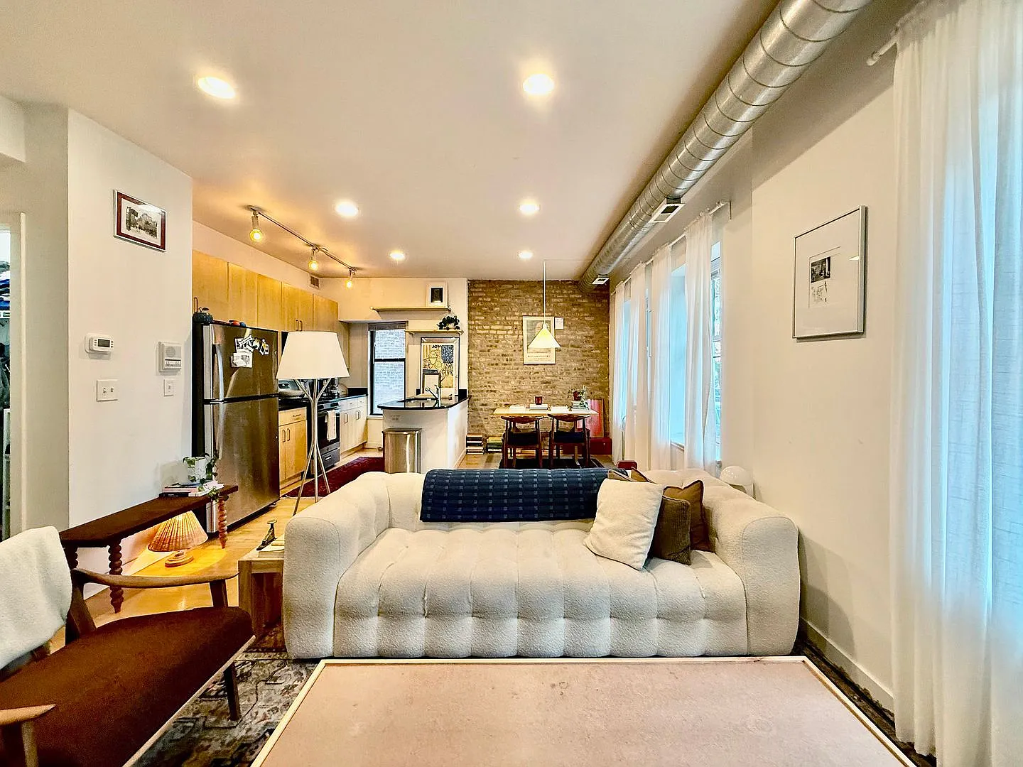 Great Wicker Park Large 1 Bedroom. Exposed Brick. Laundry. Porch. Free Internet. Amazing Street. ... — Photo 3