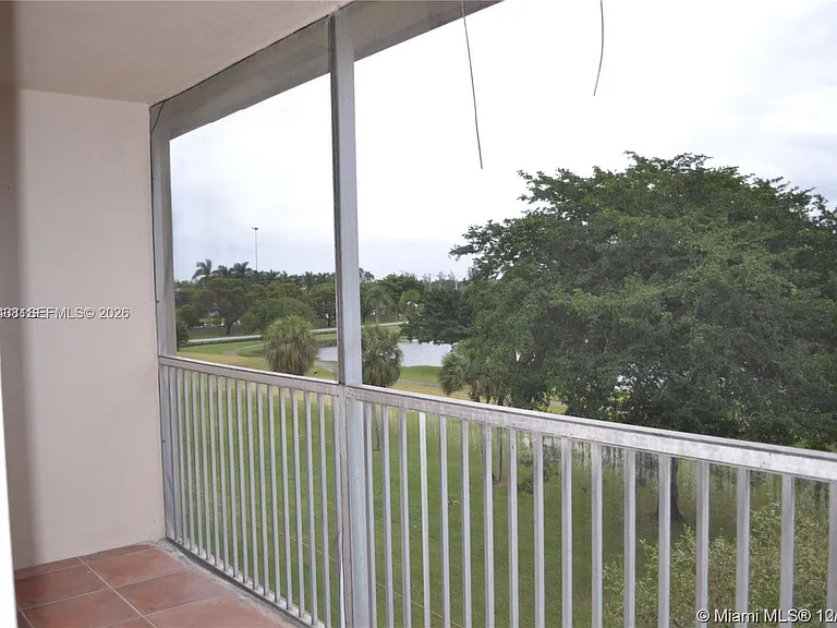 101 SW 132nd Way #415J — Photo 3