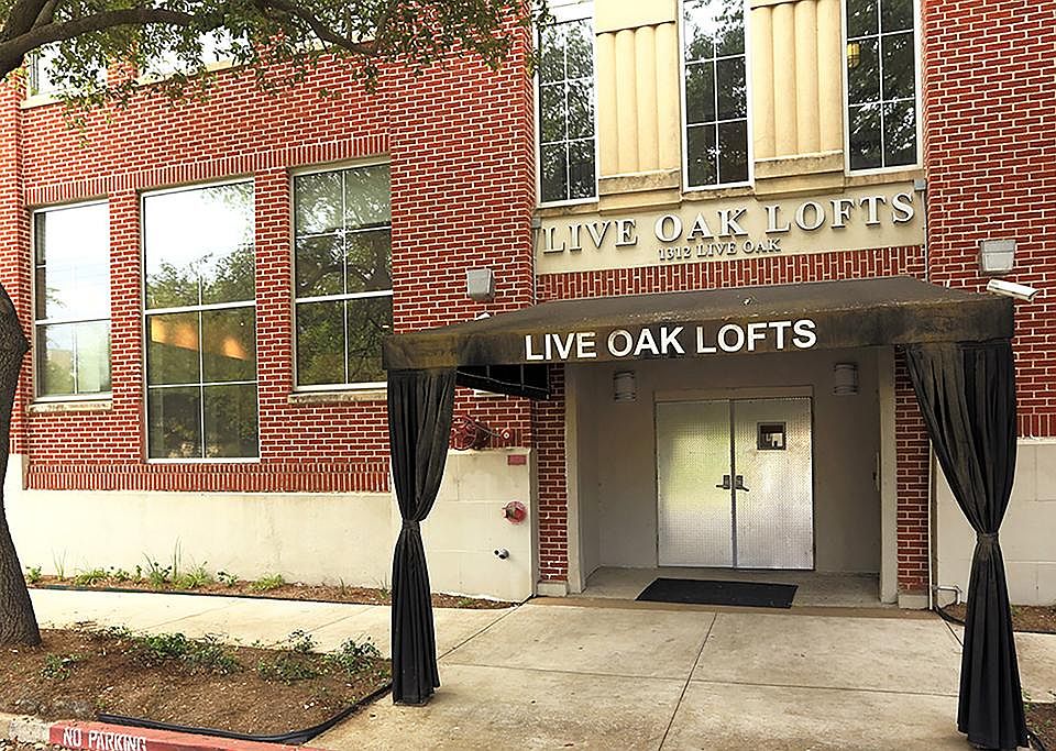 Welcome home to Live Oak Lofts! Built in 1936, this former General Electric warehouse was converted 