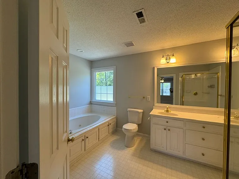 113 Ashton Ln — Photo 12