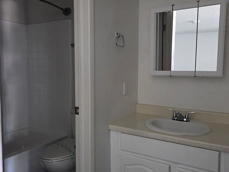 Sterling Pointe Apartments — Photo 19
