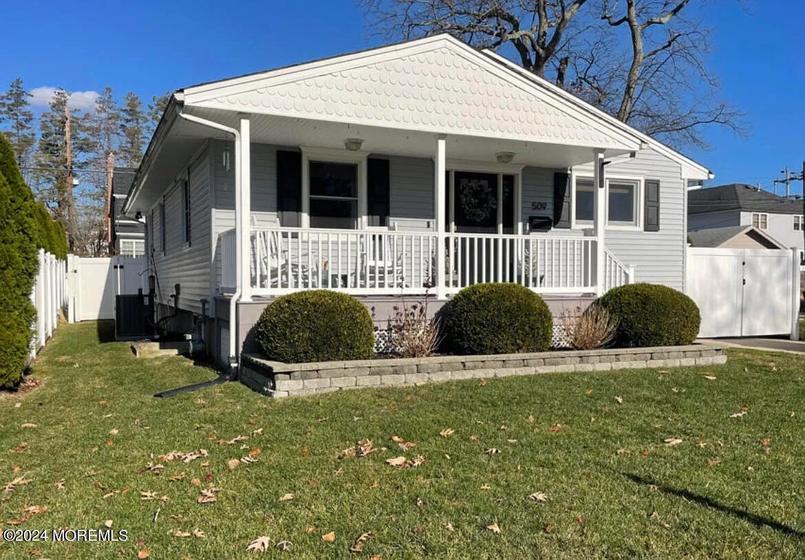 5 bed, 1230 sqft, $5,450 — Photo 1