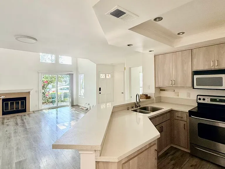 105 Briarglen — Photo 4