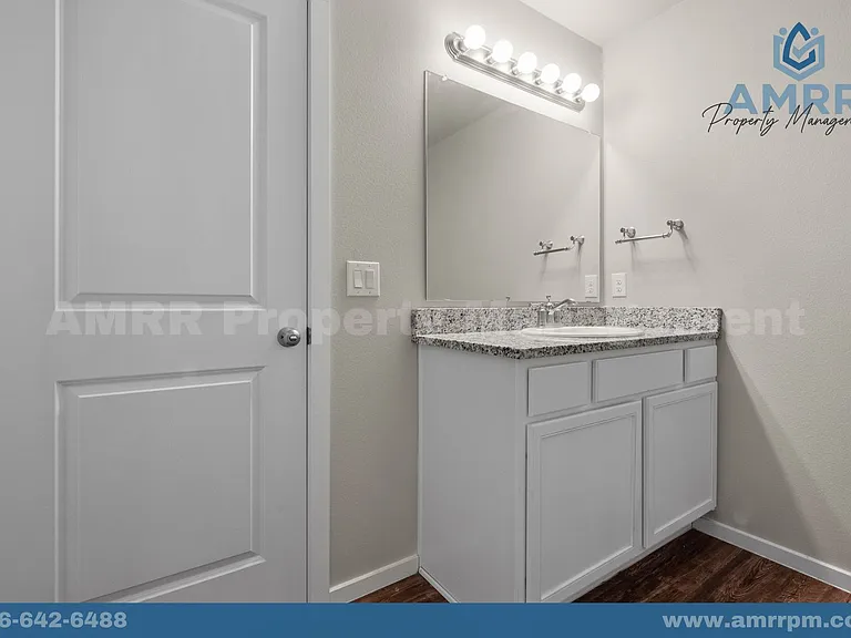 2031 Kenwood Ave — Photo 22
