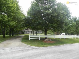 4300 Country Squire Rd, Oak Grove, MO 64075