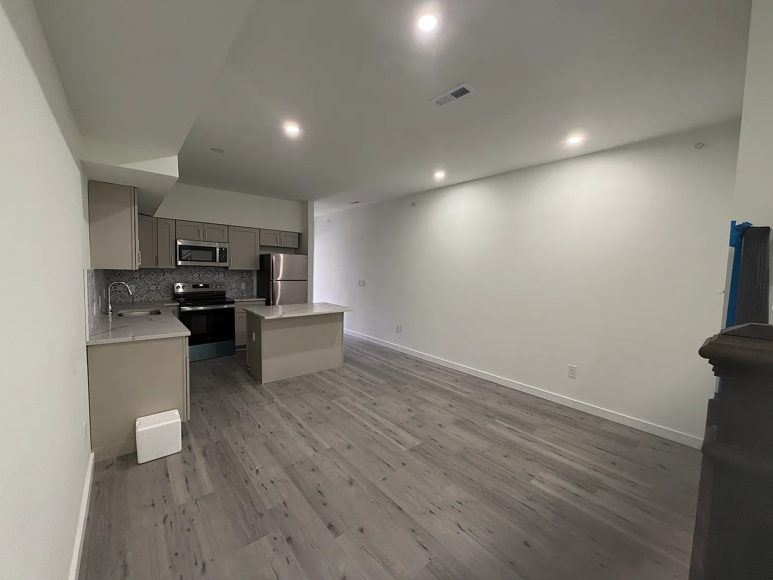 2 bed, 950 sqft, $2,700 — Photo 1