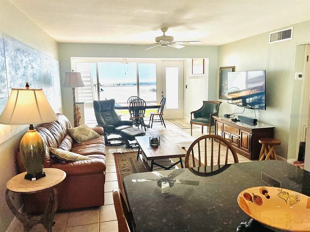2 bed, 2.0 bath, 1008 sqft, $7,650 — Photo 2