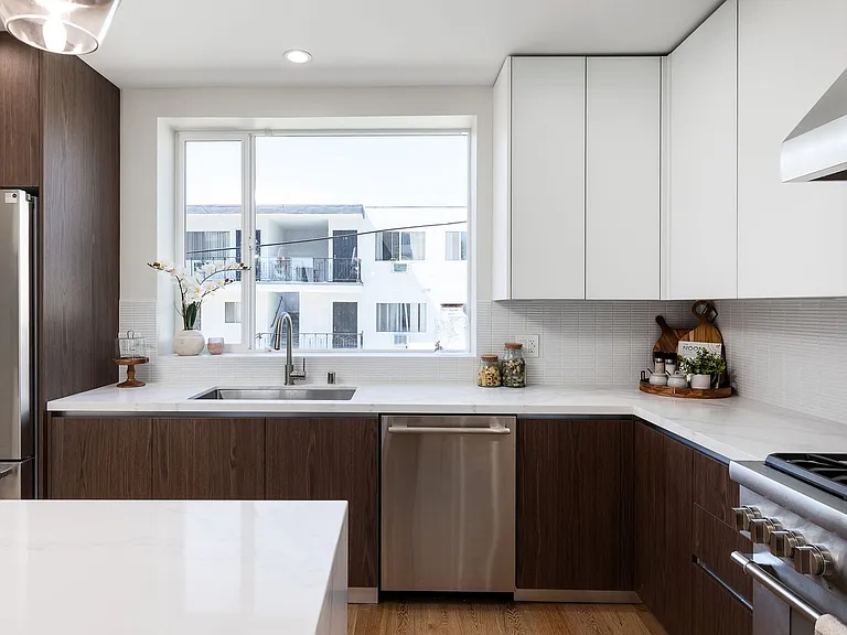 Brand New Luxury 2026 Construction Homes In Silverlake! — Photo 13