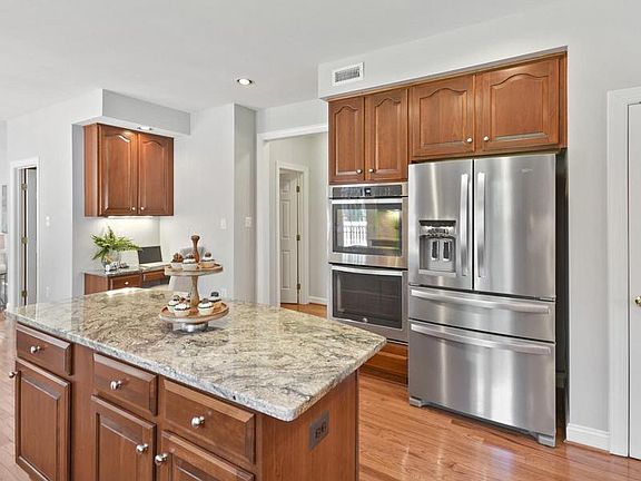 5th image of 7702 Saint Georges Pl