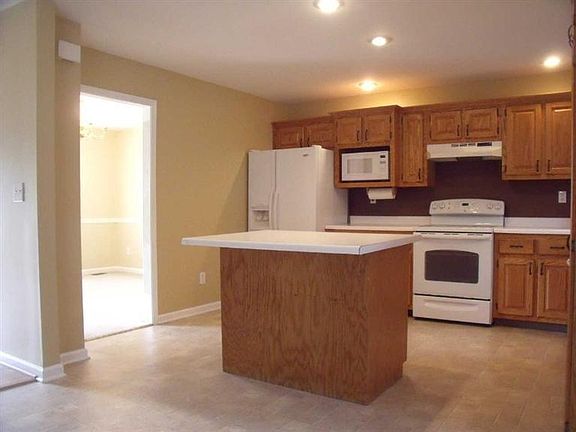 3rd image of 836 Broadmoor Cir