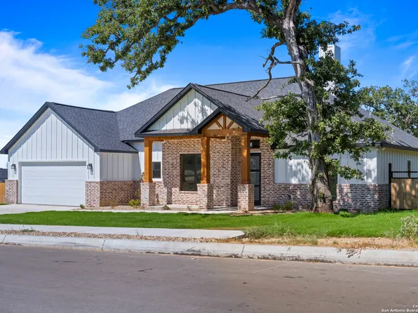 105 LAUREL HEIGHTS, La Vernia, TX 78121