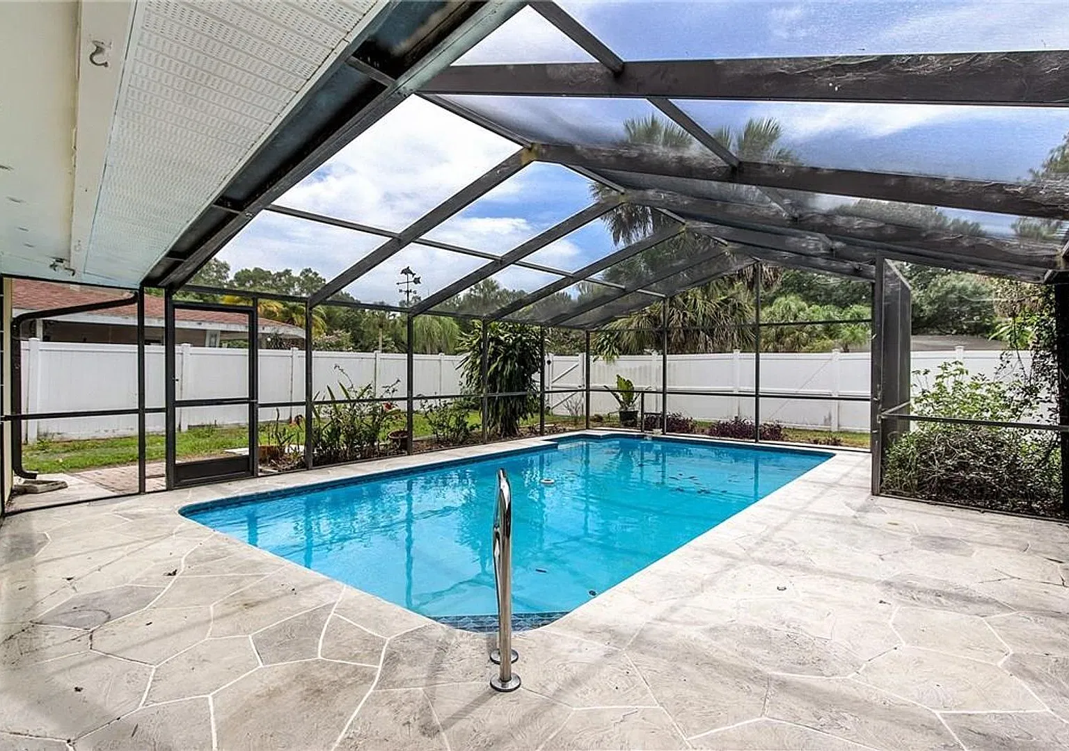 Southgate 3/2 pool home with outdoor living — Photo 4
