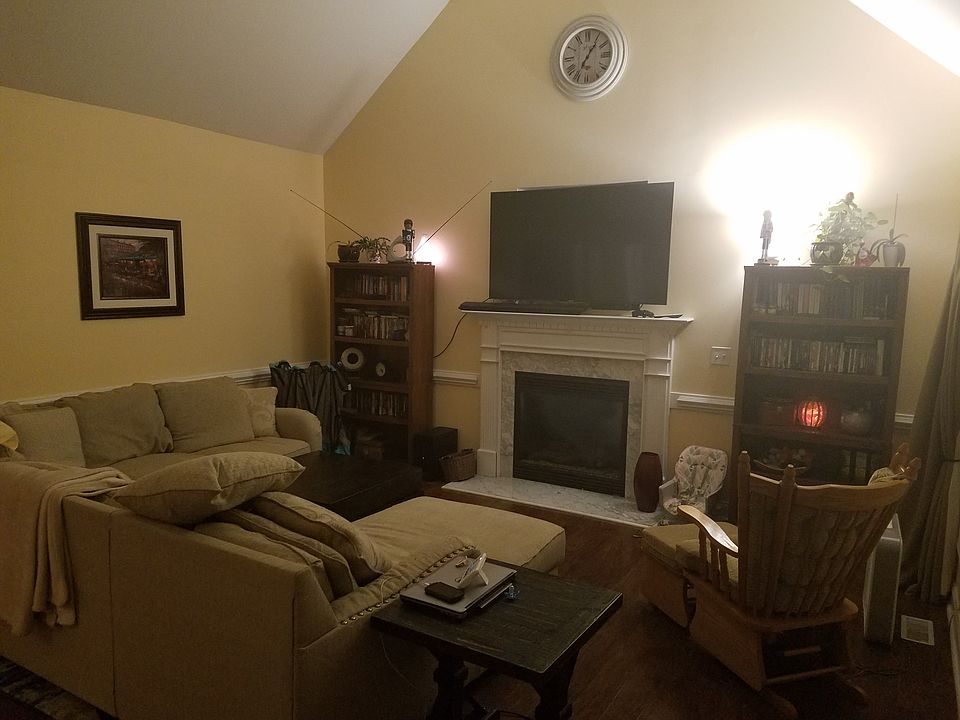 1st image of 916 Selwood Ln
