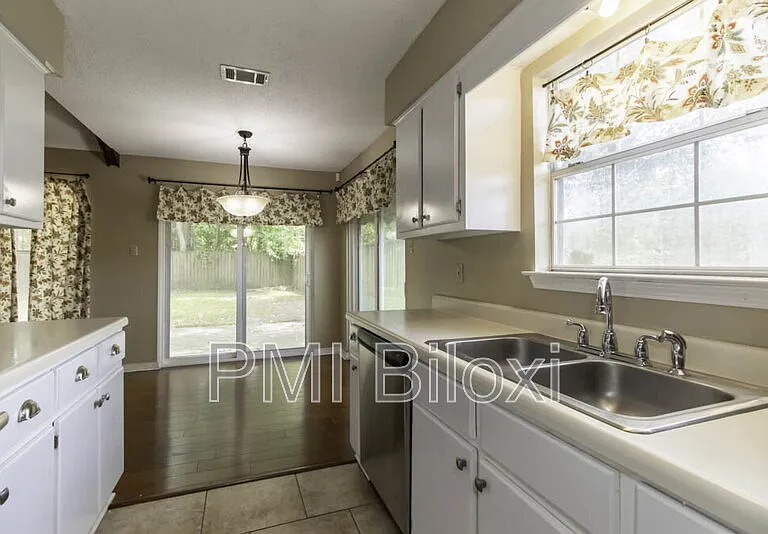 776 Whitney Dr — Photo 10