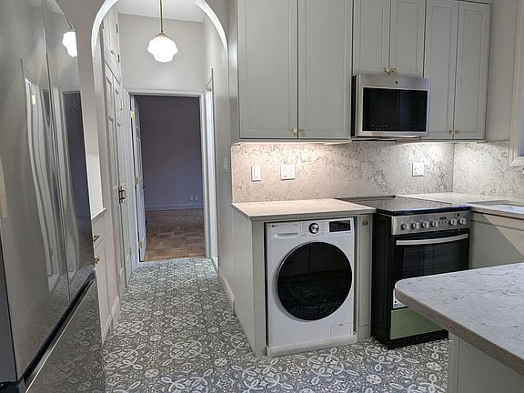 2nd image of 136 W 72nd St APT 2R