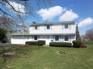 19 Maple Leaf Cir, Penfield, NY