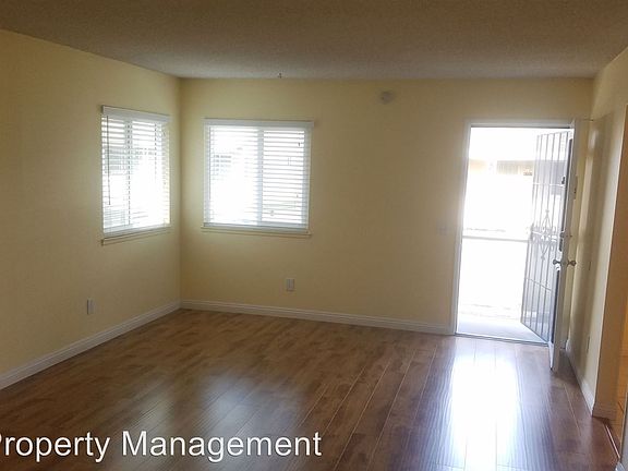 4th image of 338 E Briardale Ave