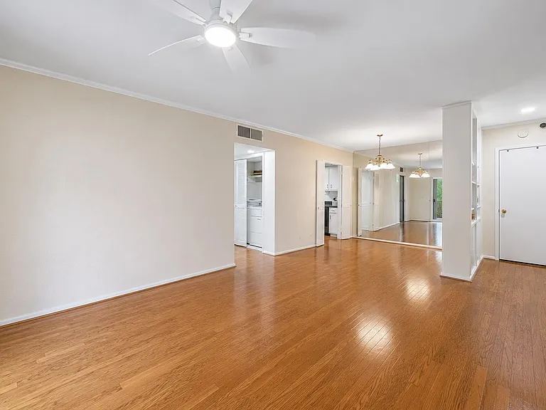 2238 S Piney Point Rd #109 — Photo 4