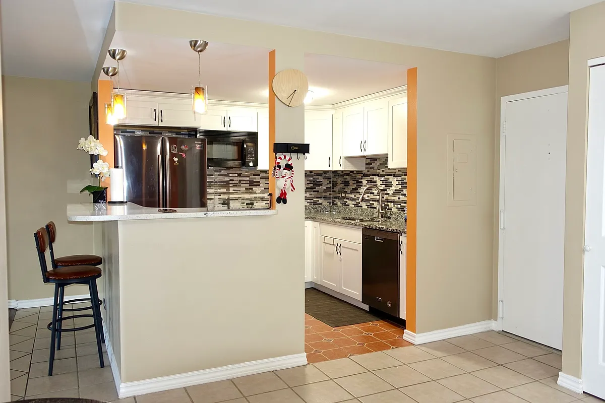 Photo 2 of 15 - 2015 S Finley Rd #408 - Lombard, IL Building Photo - 2015 S Finley Rd #408