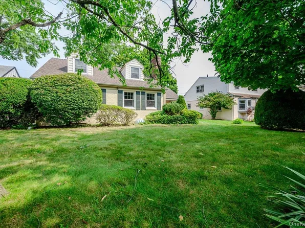 8 Mayfair Road, Baldwin, NY 11510