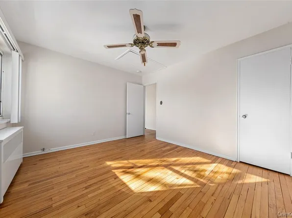 220-06 Stronghurst Avenue image 5 of 11