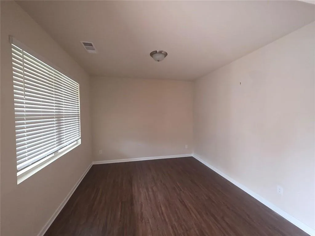 5 bed, 3.0 bath, 2556 sqft, $2,800 — Photo 3