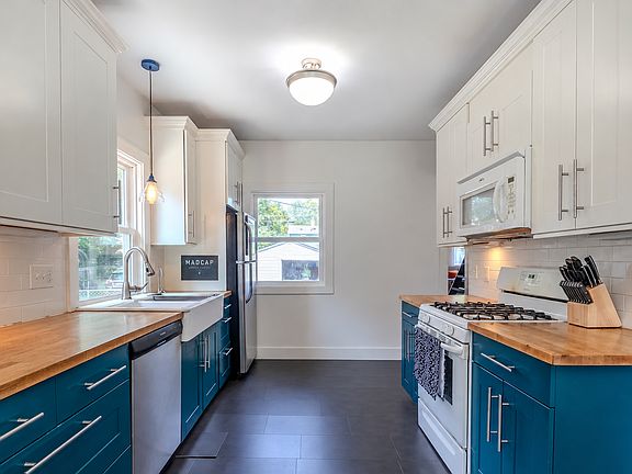 5th image of 143 Dean St NE